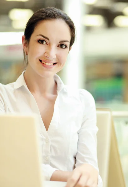 Vacker glad kvinna sitter med laptop — Stockfoto