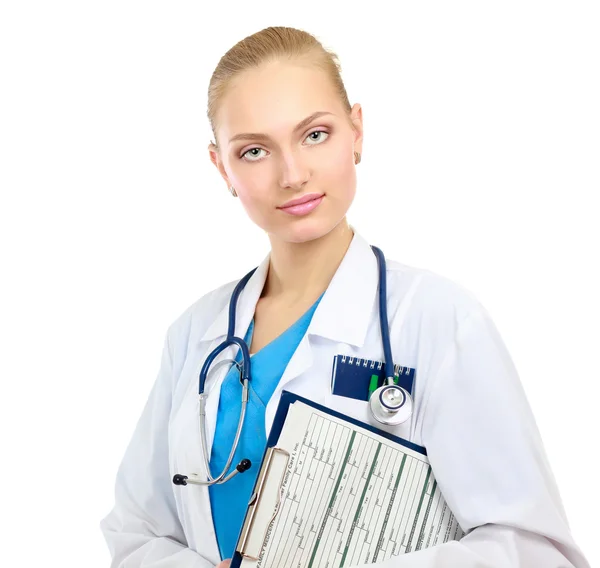 Sonriente joven médico de capa blanca de pie — Foto de Stock