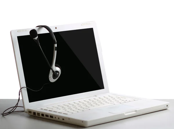 Headset com laptop na mesa — Fotografia de Stock