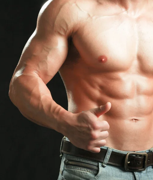 Retrato de um jovem sem camisa mostrando ok — Fotografia de Stock