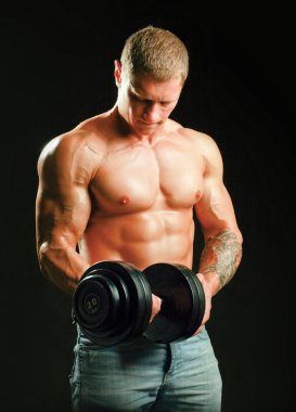 yakışıklı kaslı adam