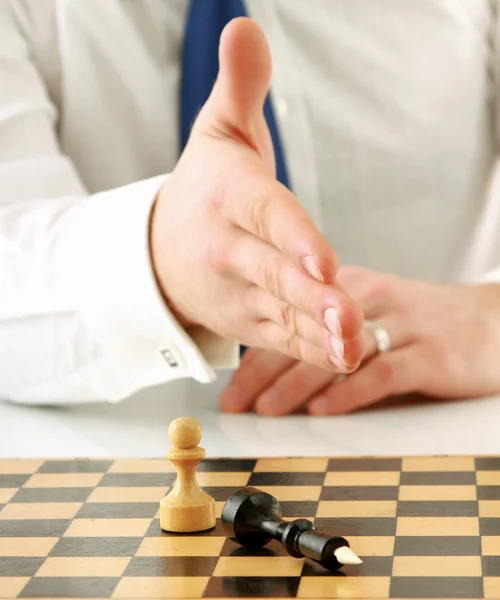 Man playing chess — Stock Photo, Image