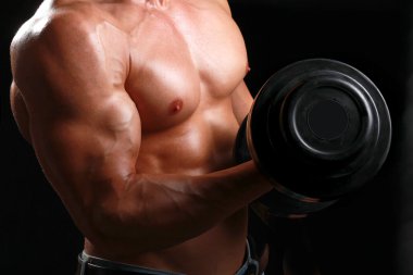 yakışıklı kaslı adam