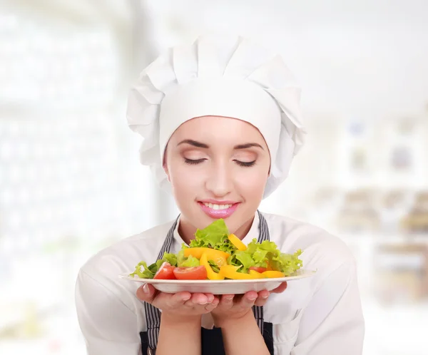 Jeune belle chef féminine présentant de la nourriture — Photo