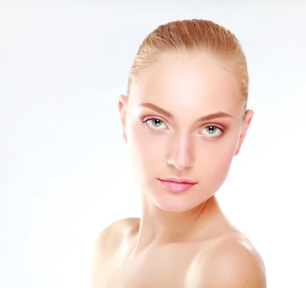 Retrato de una mujer hermosa con la piel limpia — Foto de Stock