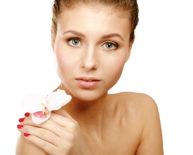 Orkide olan bir genç kadın