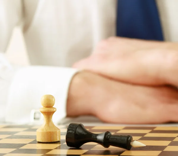 Mann spielt Schach — Stockfoto