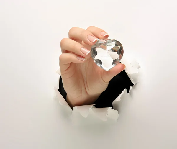 Een vrouwelijke hand met een diamant — Stockfoto