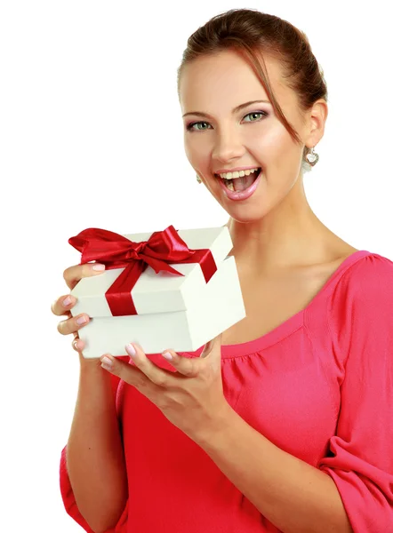 Mujer sosteniendo caja de regalo — Foto de Stock