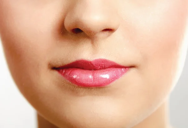 Женщина с красивым макияжем ярких губ — стоковое фото