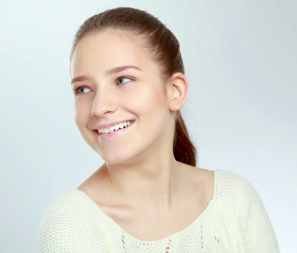 Um retrato de uma jovem mulher sorridente de pé — Fotografia de Stock