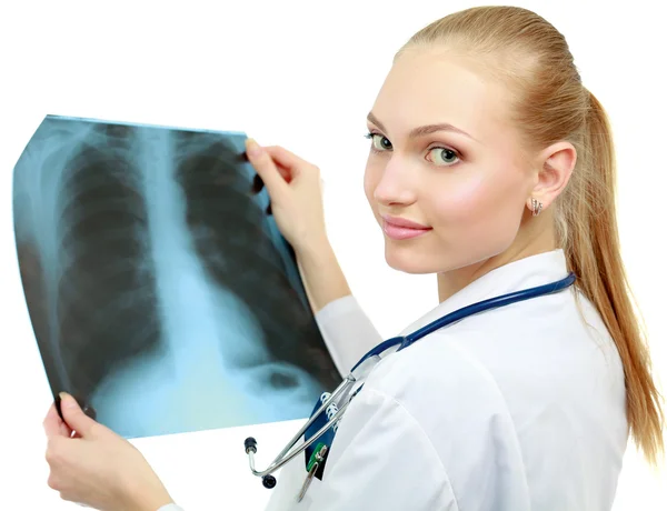 Medico donna che esamina una radiografia — Foto Stock