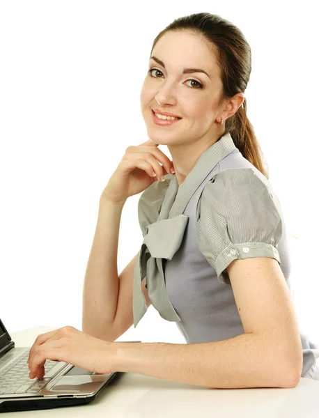 Een jonge vrouw zitten met een laptop — Stockfoto