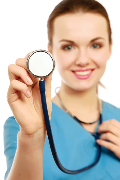 Una doctora con un estetoscopio escuchando — Foto de Stock