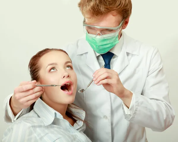 Esame dei denti del paziente — Foto Stock