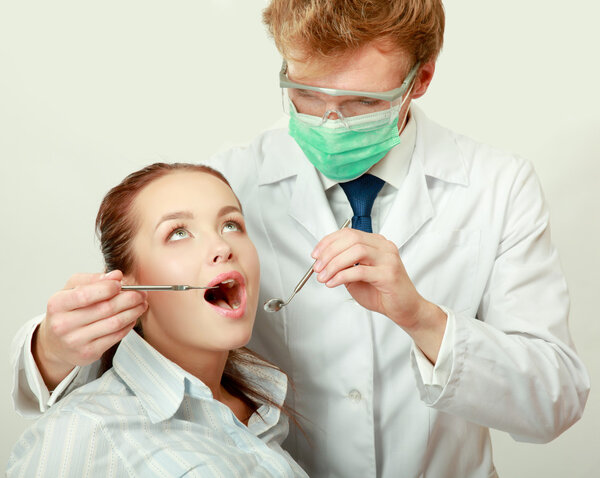 Изучение зубов пациента
