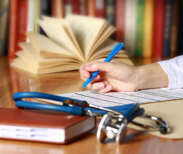 Primer plano de las manos del médico de la escritura —  Fotos de Stock