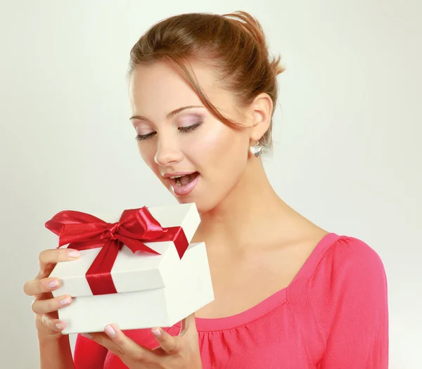 Woman holding gift box — Stock Photo, Image