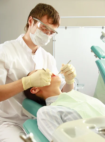 Mujer joven con dentista en una cirugía dental —  Fotos de Stock