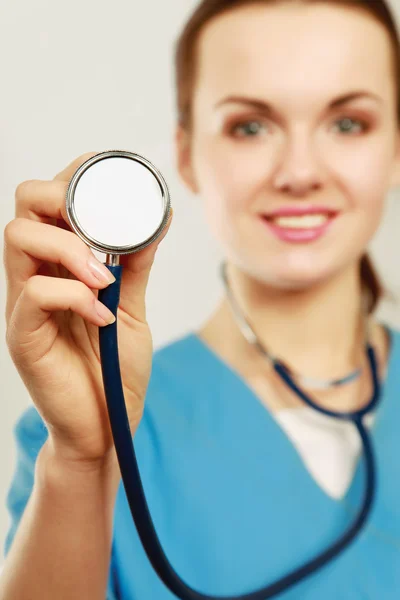 Una doctora con un estetoscopio escuchando — Foto de Stock