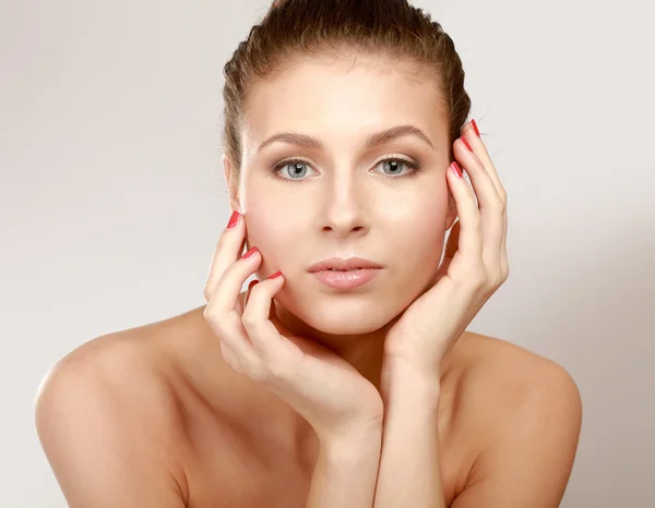 A beautiful woman touching her face — Stock Photo, Image