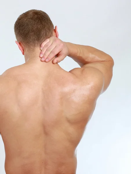 Uomo muscolare con mal di collo alla schiena — Foto Stock