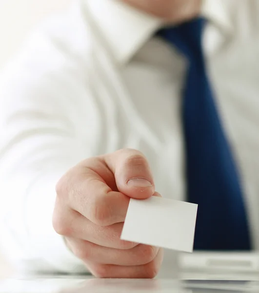 Geschäftsmann mit weißer Visitenkarte — Stockfoto