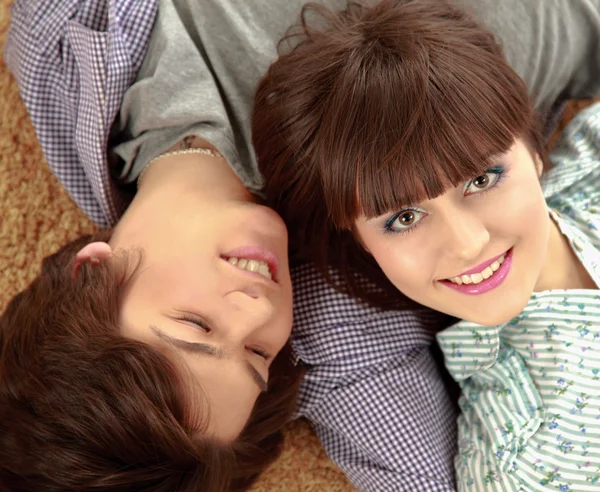 Young couple lying on floor — Stock Photo, Image