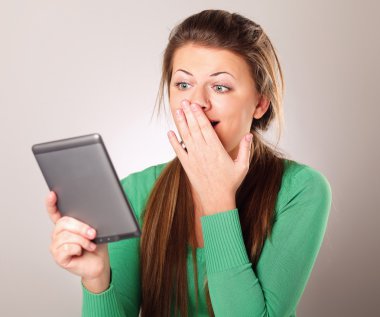 masada oturan genç kadın