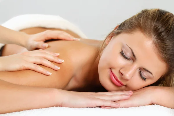 Vrouw ontvangen van massage — Stockfoto