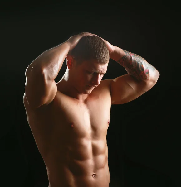 Здоровый мускулистый молодой человек — стоковое фото