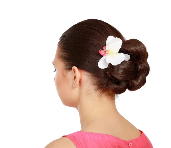 Mujer joven con flores en el pelo —  Fotos de Stock