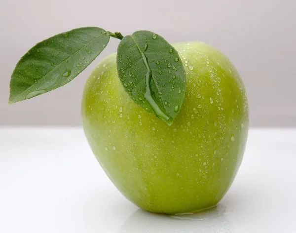 Manzana verde con gota de agua — Foto de Stock