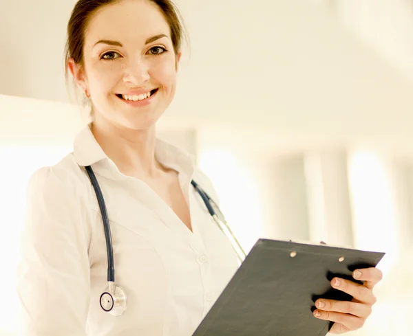 Un medico donna con una cartella — Foto Stock