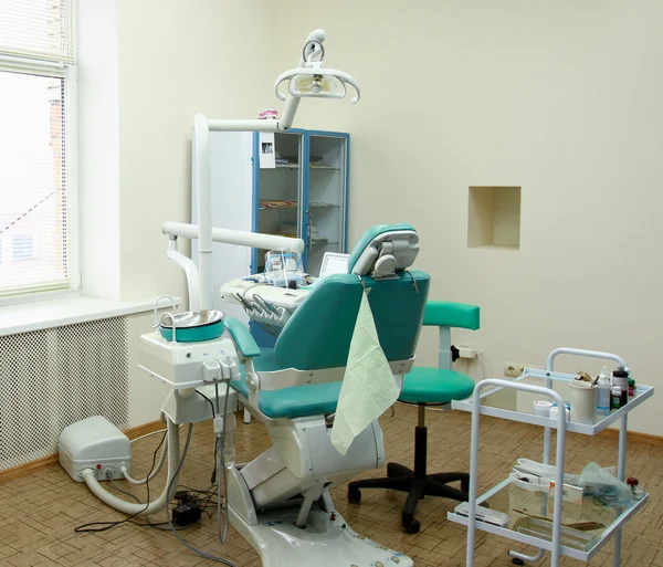 Современное стоматологическое кресло в медицинском кабинете — стоковое фото