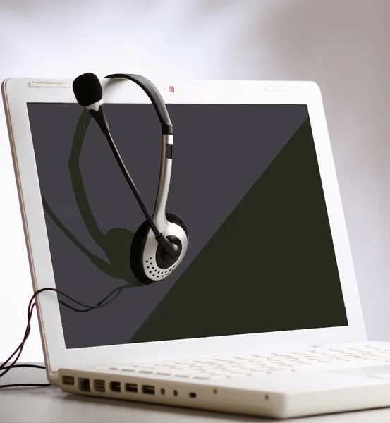 Zestaw słuchawkowy z laptopa na biurko — Zdjęcie stockowe