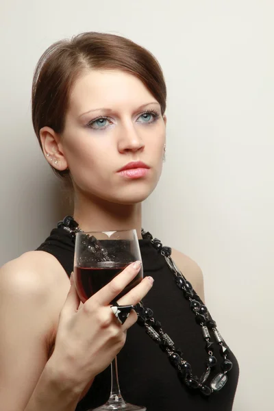 Mulher com um copo de vinho — Fotografia de Stock