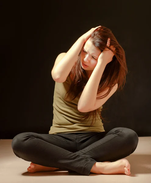 Frau sitzt auf dem Boden — Stockfoto