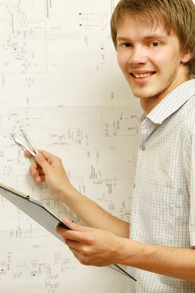 Een jonge man in de buurt van een diagram — Stockfoto