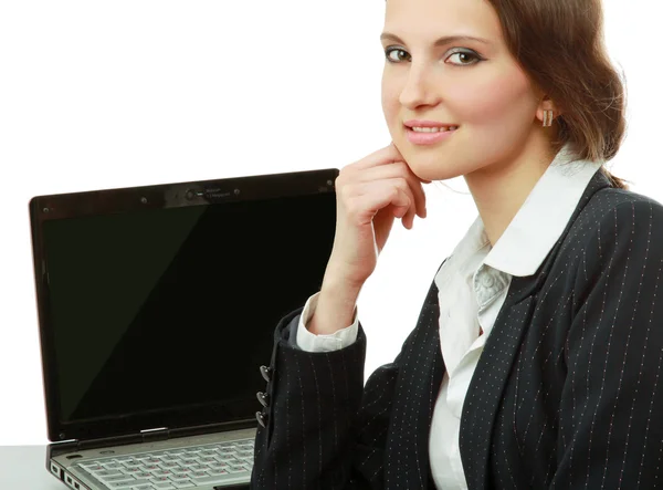 一个年轻的女子坐在一台笔记本电脑 — 图库照片