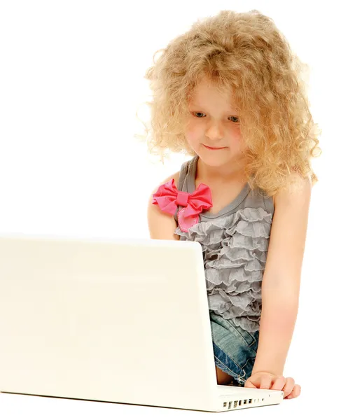 一个小女孩用一台笔记本电脑 — 图库照片