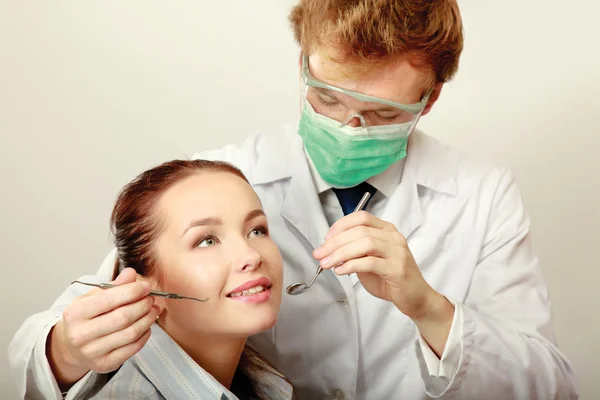 Jeune femme avec dentiste en chirurgie dentaire . — Photo