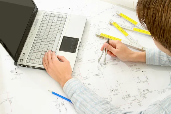 Um jovem arquiteto em seu local de trabalho — Fotografia de Stock