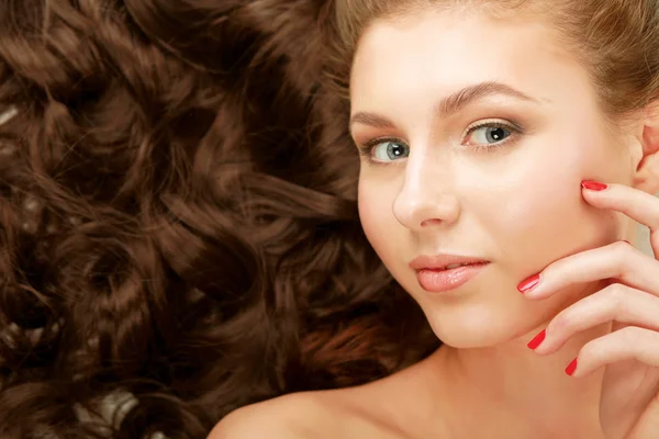 Woman lying on the floor — Stock Photo, Image