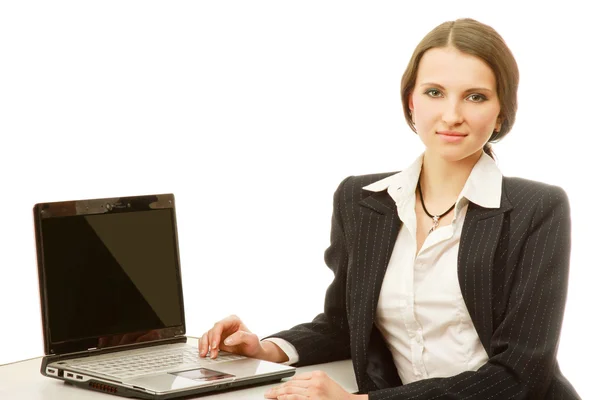 Uma jovem mulher sentada com um laptop — Fotografia de Stock