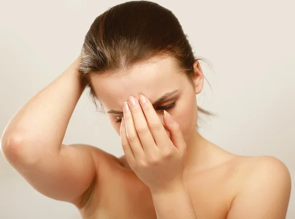 Mujer joven con dolor de cabeza —  Fotos de Stock