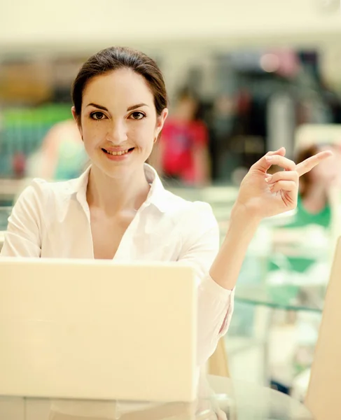 Primo piano di una giovane ragazza con un computer portatile — Foto Stock