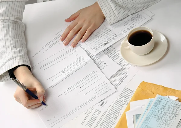 Vrouw die met belastingdocumenten werkt — Stockfoto