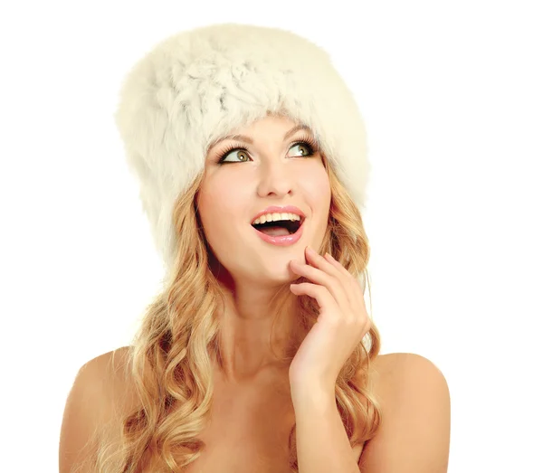 Model meisje in een bont hoed — Stockfoto
