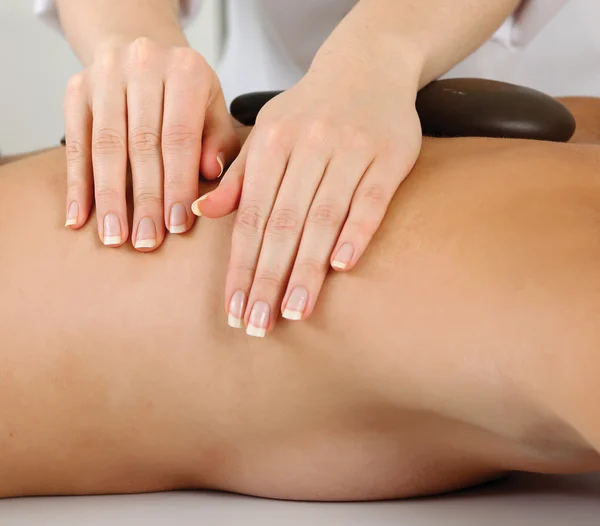 Mujer atractiva recibiendo tratamiento de spa — Foto de Stock